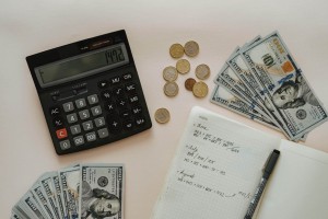 判断的实质是什么？这种实质在决策中有何作用？