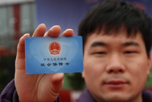 如何合规取出社保卡里的钱？取出社保卡里的钱有哪些规定限制？